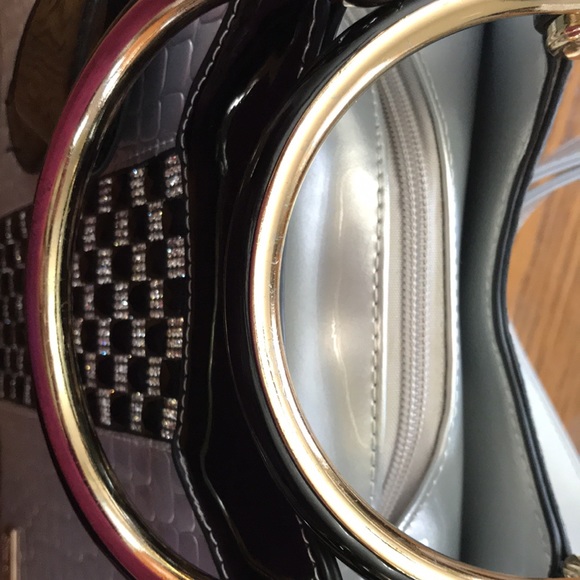 Julia & MICHAEL Stylish Patent Leather Handbag with detachable Shoulder Strap. - Picture 9 of 16